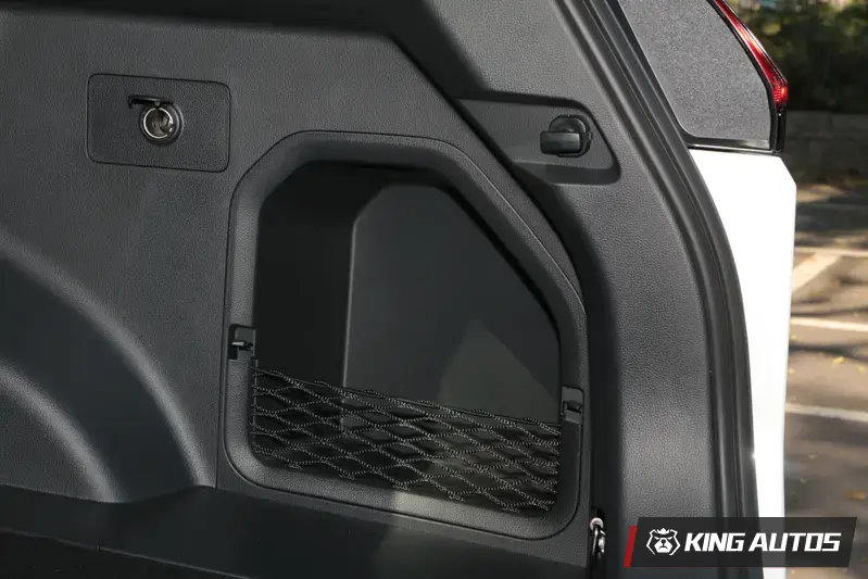 後廂右側有個網格置物空間與12v電源插座