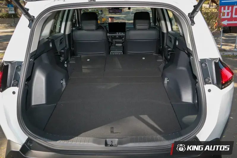 後排座椅全數傾倒後，底板相當平整。