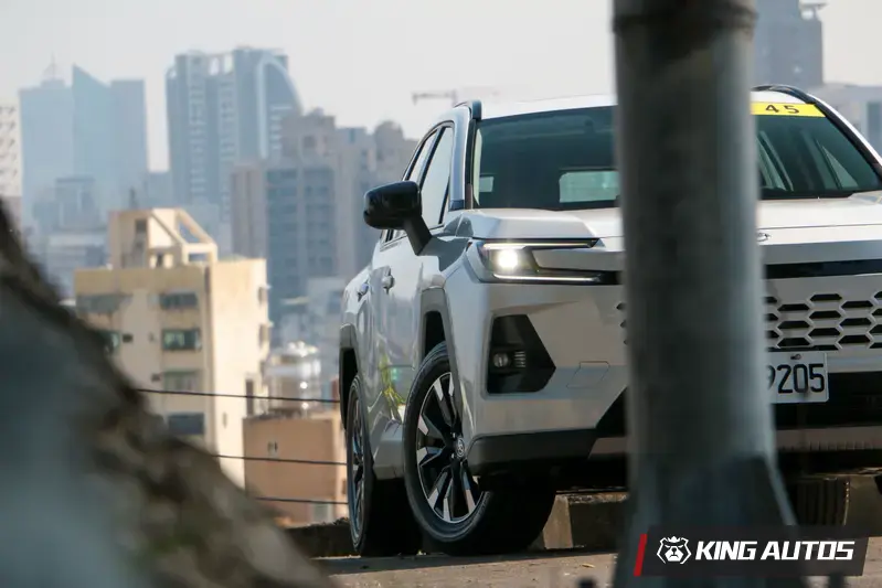 全車系標配C型LED Bi-Beam頭燈