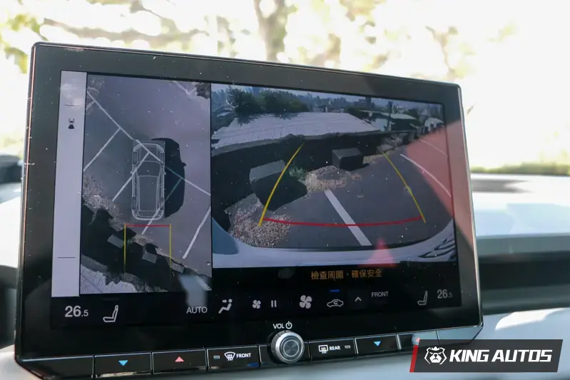 歐系車常見的底盤透視功能，現在六代RAV4也有了！比較要注意的是，倒車時靠近障礙物的警示音較為溫和，應該弄刺耳一點才會警告的感覺。