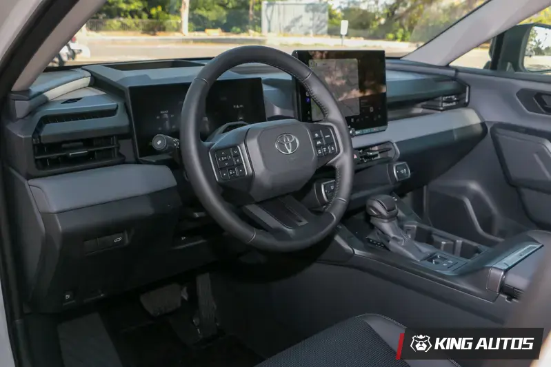 中央鞍座延續舊款設計，兩側沒有貫穿的置物空間。