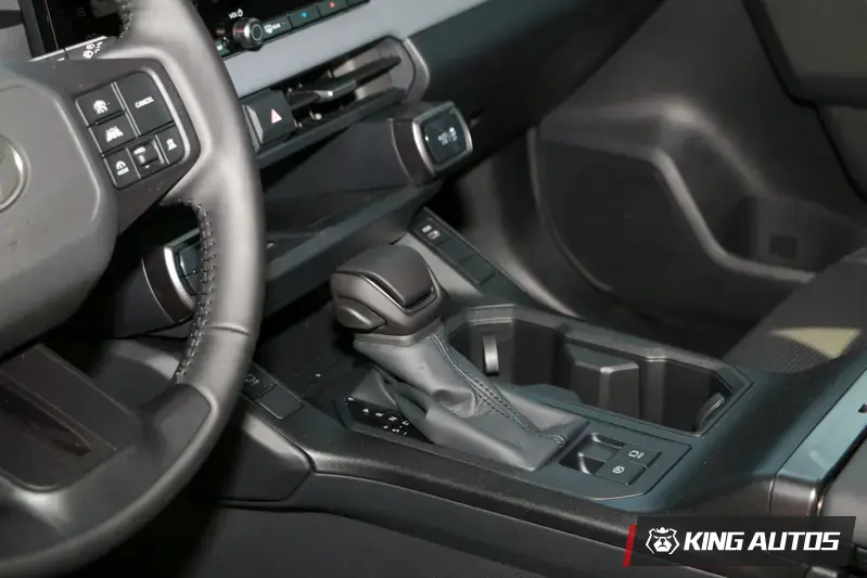 機械式排檔桿的使用手感相當好，唯一個缺點大概就是拿前面置物空間裡的東西不方便吧！？