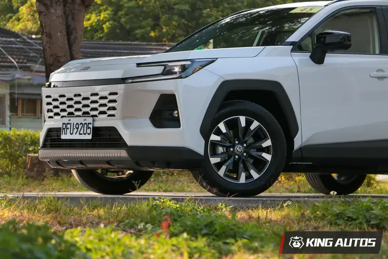 RAV4車系中，唯一最純正Hammerhead雙髻鯊車頭的車款，就非標準版莫屬啦！
