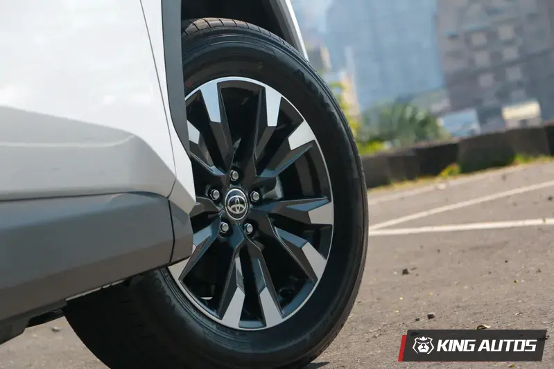 六代Toyota RAV4旗艦的車側與輪拱飾板為黑色防刮材質，標配18吋雙色輪圈，落地胎為Yokohama Advan V61 e+。