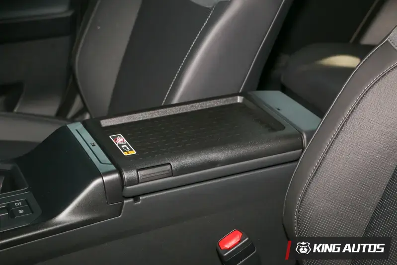 反過來放是內凹的置物空間。六代RAV4車艙的置物空間相當多，暫時想不到開車時可以放什麼東西在這裡就是了。