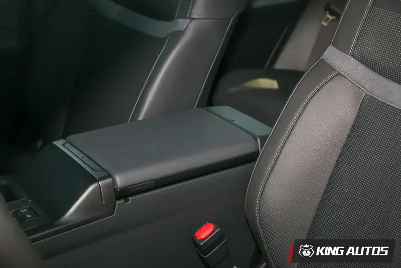 中央扶手具備溫柔與陽剛兩面，正面是軟質皮革，手靠在上面相當舒服。