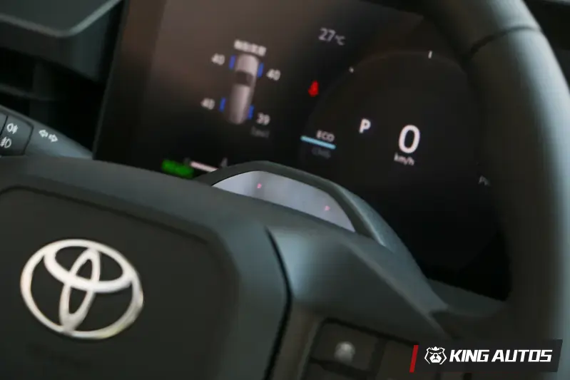 方向盤前方多了偵測駕駛臉部的感應器，當駕駛不專心或打瞌睡時會發出警示音，這是tss 4.0才有的功能。可惜，試駕途中都沒觸發這套系統，看來我開車還是很專注的！