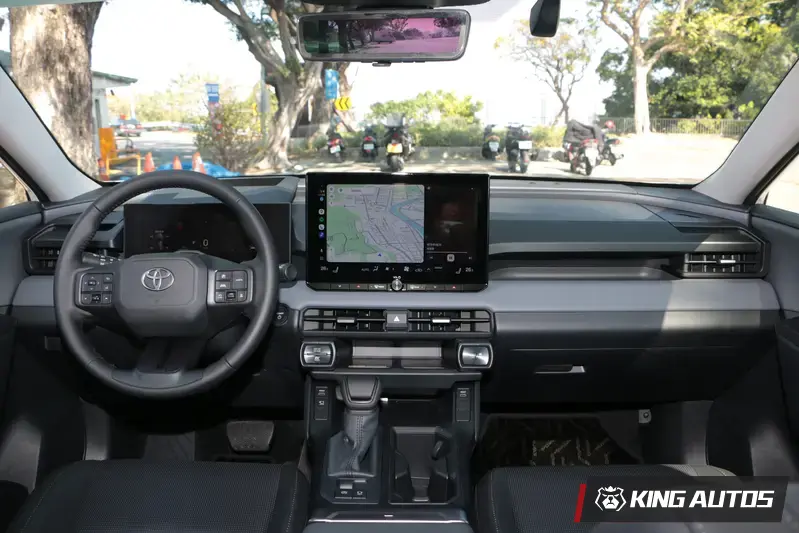 中控台採用大量方形造型修飾，展現陽剛的一面。