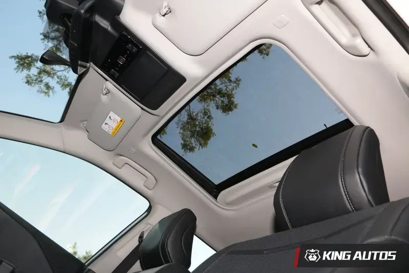 試駕車款雙前座上配有小天窗，車內的天窗遮陽簾為手動開闔。