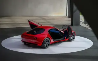 《MAZDA ICONIC SP》概念跑車登陸臺中國家歌劇 揉合建築奇蹟與轉子靈魂