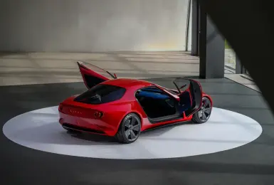 《MAZDA ICONIC SP》概念跑車登陸臺中國家歌劇 揉合建築奇蹟與轉子靈魂