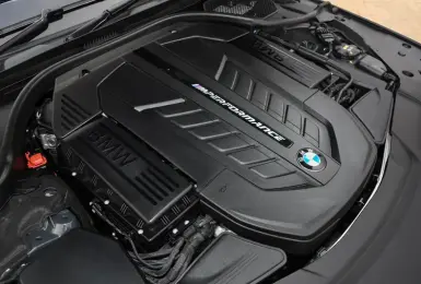 BMW 面對歐7排放還敢留六缸、V8 甚至 V12？下一步燃油與電動雙線並行怎麼走