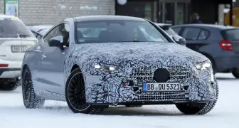 首度曝光｜融入星芒頭燈！小改款《Mercedes-Benz CLE》車頭車尾星光斑斕