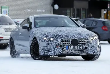 首度曝光｜融入星芒頭燈！小改款《Mercedes-Benz CLE》車頭車尾星光斑斕