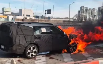 新動力釀禍？小改款《Hyundai Santa Fe》測試車半路起火