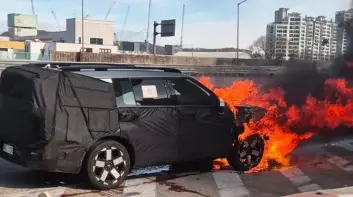 新動力釀禍？小改款《Hyundai Santa Fe》測試車半路起火