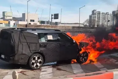 新動力釀禍？小改款《Hyundai Santa Fe》測試車半路起火