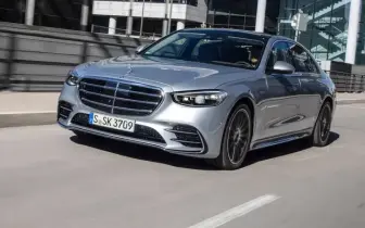 等改款不無聊？Mercedes-Benz 用「會發熱的安全帶」替新 S-Class 先暖場