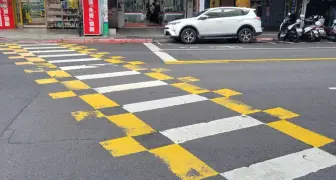 台北路口新增黃色格子，誤犯罰鍰最高6,000元!!