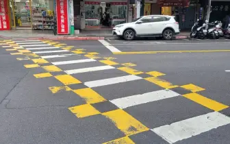 台北路口新增黃色格子，誤犯罰鍰最高6,000元!!