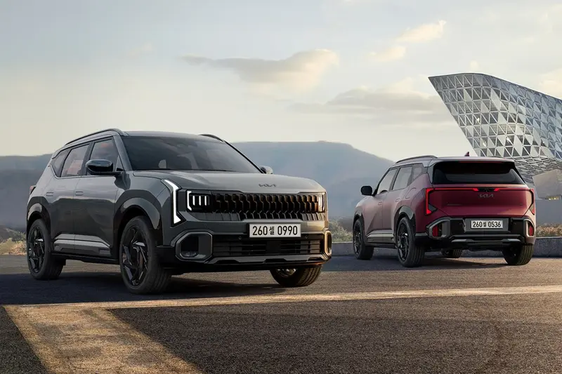 二代Kia Seltos車身尺碼首次突破4米4，來到4,430*1,830*1,600mm；軸距也拉長60mm，來到2,690mm。競爭對手為Peugeot 3008、Subaru Crosstrek、Mazda CX-30等中小型休旅車。