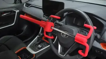 澳洲《Toyota RAV4》失竊率高 原廠推方向盤拐杖鎖 對抗高科技失竊危機