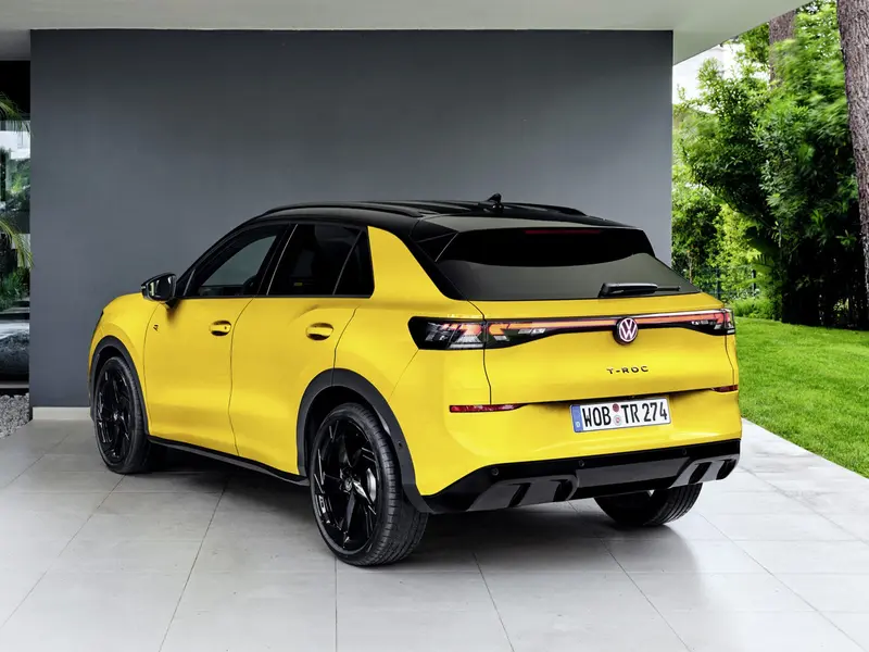 對照上方照片，你要說台灣福斯砍了偽裝預算也不是，至少把車尾T-ROC銘板拔了！但尾燈很好認，上路時也不能遮蔽，一下就露餡嚕。