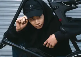 時尚潮流｜SACA 宣布金鐘演員「黃冠智」擔任品牌好友 以碳纖維美學演繹 2026 新春輕奢穿搭