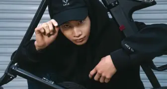 時尚潮流｜SACA 宣布金鐘演員「黃冠智」擔任品牌好友 以碳纖維美學演繹 2026 新春輕奢穿搭