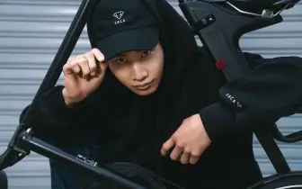 時尚潮流｜SACA 宣布金鐘演員「黃冠智」擔任品牌好友 以碳纖維美學演繹 2026 新春輕奢穿搭