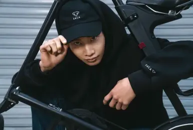 時尚潮流｜SACA 宣布金鐘演員「黃冠智」擔任品牌好友 以碳纖維美學演繹 2026 新春輕奢穿搭