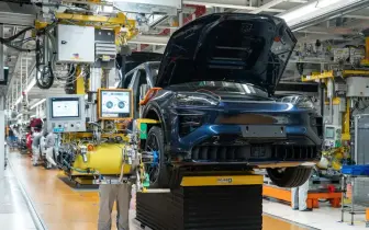 《Porsche Cayenne Electric》與油車在斯洛伐克生產 電池模組自行研發&生產