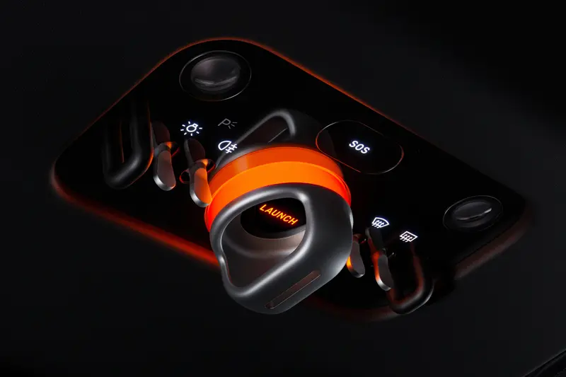 啟動Ferrari Luce的儀式感十足，令人難忘，延續品牌打造刺激駕駛體驗的傳統。鑰匙採用康寧大猩猩(Corning Gorilla)玻璃製成，這是首款專為汽車打造的玻璃，兼具卓越的耐用性和抗刮擦性，同時保持了出色的光學性能。鑰匙配備了特別研發的電子墨水屏，由於其雙穩態特性，僅在顏色變化時才消耗電量。這種「電子墨水屏」的應用在汽車領域尚屬首例。將鑰匙插入中央控制台的鑰匙槽後，會啟動一系列精心設計的程序，鑰匙的顏色會從黃色變為黑色，與中央控制台的玻璃表面融為一體。控制面板和儀表板同時亮起，增強了期待感，並預示著從靜止到運動的轉變。