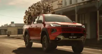 貨斗載太多狗！澳洲《Toyota HiLux》新廣告涉嫌違反道路安全法規