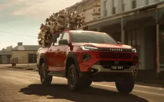 貨斗載太多狗！《Toyota HiLux》新廣告涉嫌違反道路安全法規
