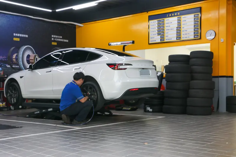 ▲ 這次來中和固特異旗艦店「嘉輪輪胎」，幫美系電動車換上品牌主打「強勁抓地」和「舒適靜音」的《ElectricDrive》。