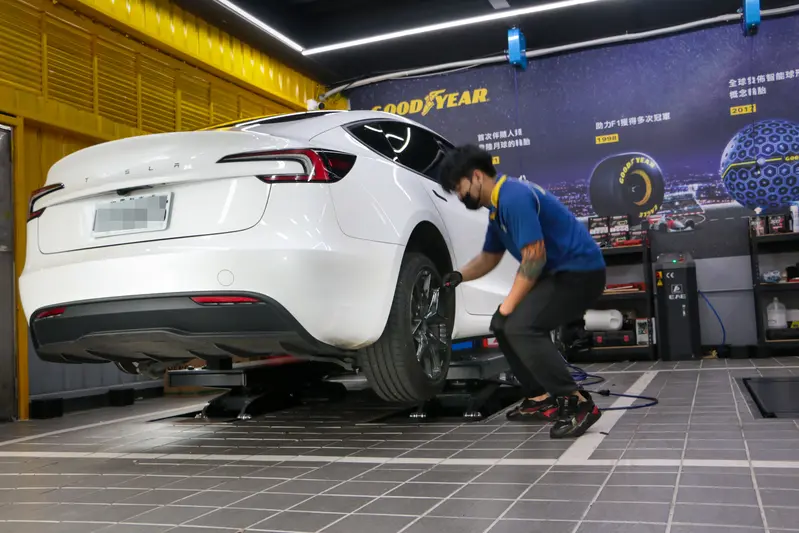 ▲ 裝胎前，先將車身與升高機中墊著軟墊，以防底盤受傷。