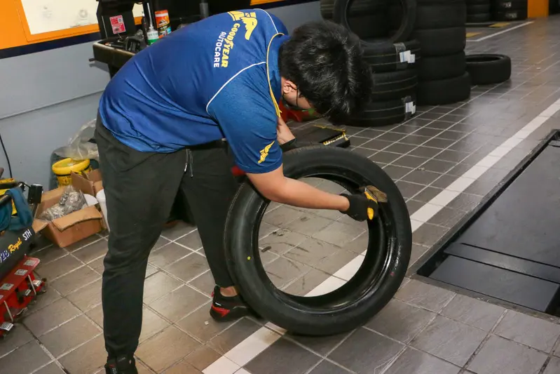 ▲ 將即將換上的固特異ElectricDrive內唇抹上潤滑膏，讓它更容易裝進鋁圈。