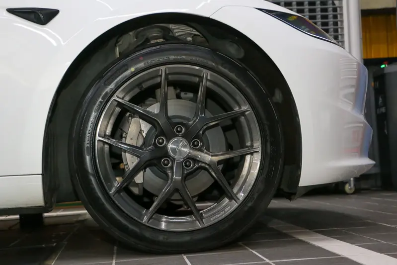 ▲ 鋁圈鎖緊後，將輪胎擦上輪胎油，讓胎壁上的ElectricDrive字樣亮晶晶。