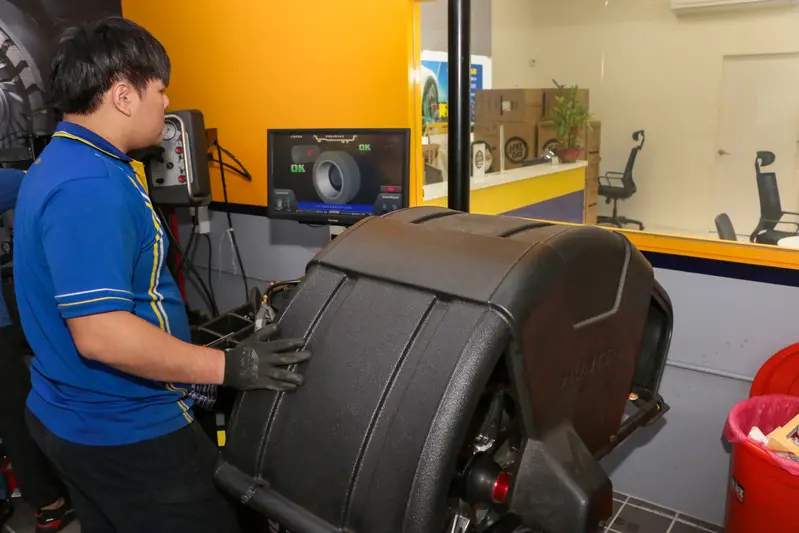 ▲ 換胎最後一步是使用配重鐵片將輪胎的內外側平衡。若沒平衡，容易產生方向盤抖動，時間一久可能對車子的懸吊系統造成不良影響。