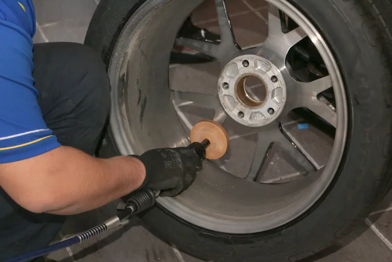 ▲ 在用氣動槍的幫助下，技師很快就能將原本的配重鐵片移除乾淨。