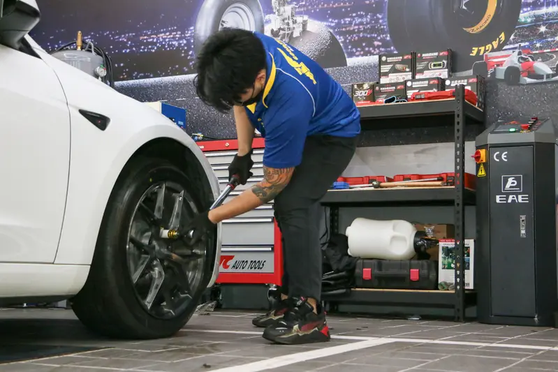 ▲ 氣動槍鎖上螺絲後，接著使用扭力板手將輪胎牢牢鎖緊。