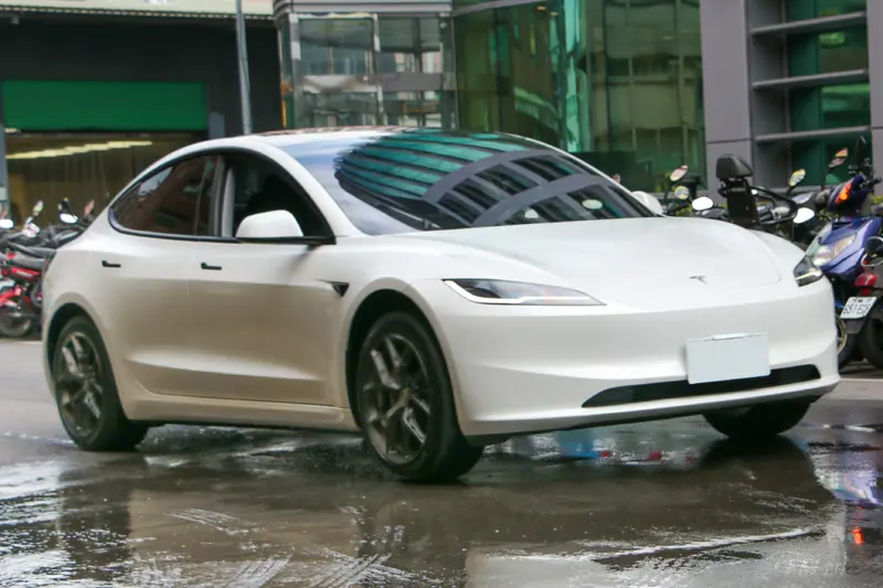 ▲ 560個大量咬合邊胎面花紋設計，能高效劃破水膜，有效降低水漂風險，煞車性能也有水準之上的表現，確保車輛在雨天時的行駛安全。