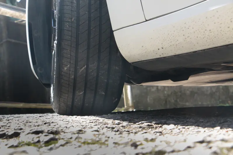 ▲ 加寬的中央肋讓胎面與地面間的接觸面積更大，帶來更清晰的路感回饋。