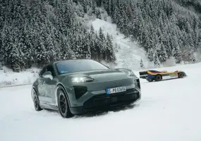 千匹俱樂部｜《Porsche Cayenne Turbo Electric》零百2秒半 769萬元起