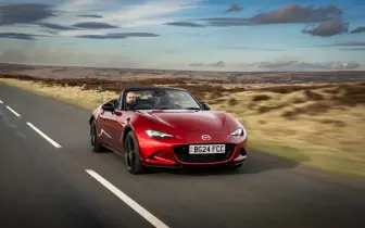 新一代 Mazda MX-5 的秘密武器還沒現身？電氣化與純燃油之間的關鍵抉擇