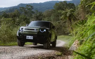 小改款《Defender》305萬元起 升級13吋螢幕 細節精修 加9萬升級逾20萬配備 