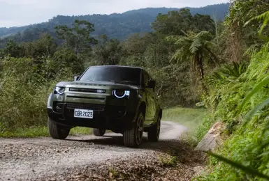 小改款《Defender》305萬元起 升級13吋螢幕 細節精修 加9萬升級逾20萬配備 