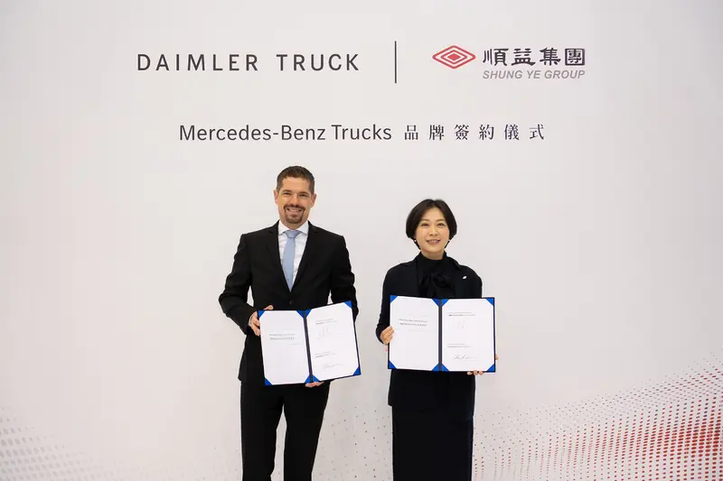 台灣商用車體系龍頭順益集團今(2)正式宣布取得 Mercedes-Benz Trucks 台灣總代理權，左至右為台灣戴姆勒亞洲商車董事長 Andreas Deuschle、順益集團董事長 林純姬 (圖由順益集團提供)