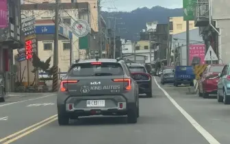 上市倒數｜全新《Kia Stonic》無偽裝現身台灣 全新車色太搶眼！